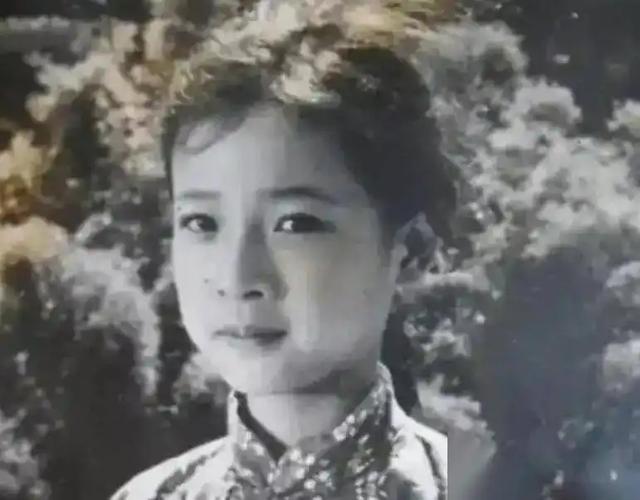 她是国家一级女演员，多次给丈夫戴绿帽，重病丈夫坐轮椅也不离婚