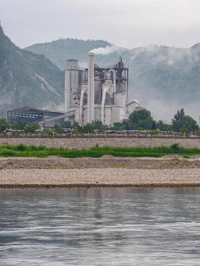 鸭绿江上羊鱼石，一筏漂过中朝千年