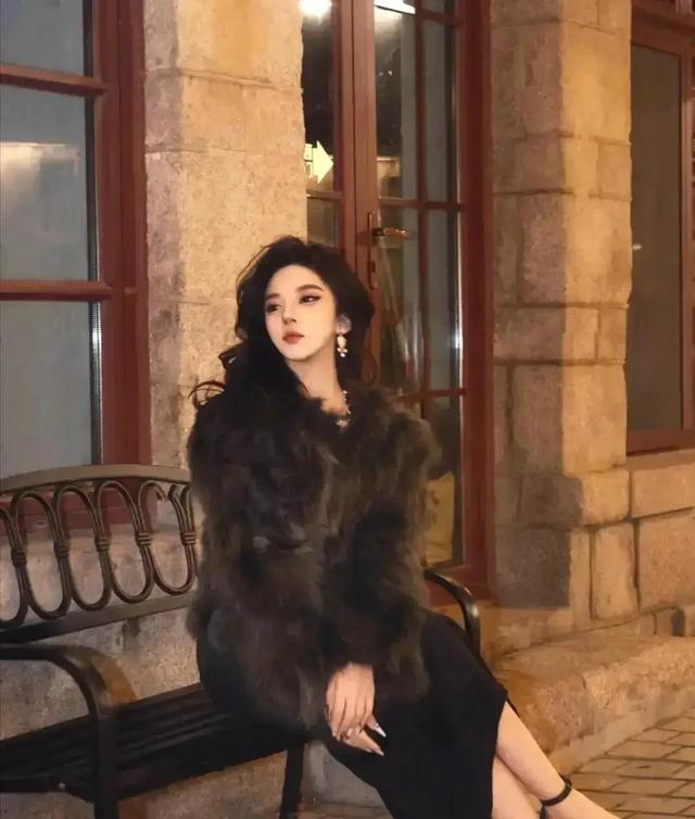 山东青岛一校花，仙姿玉色，堪称上帝吻过的容颜	，让人移不开眼