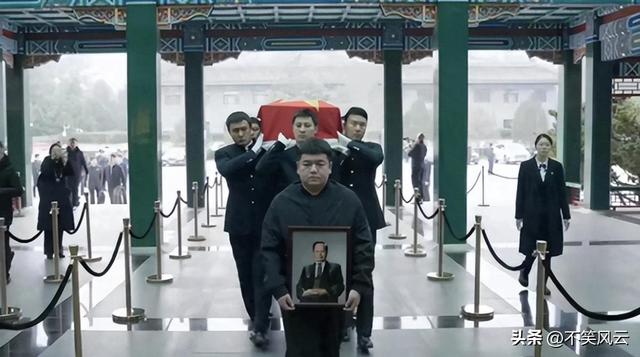 杨振宁葬礼结束，身披国旗无数人送行，可三大恶心情况还是发生了