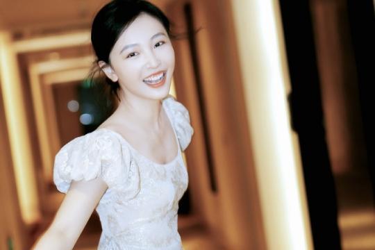 表面是“黄花大闺女”，实际却偷偷怀孕生娃，这些女星真让人意外