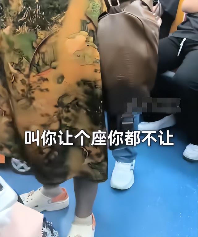 北京地铁打人大妈社死，女儿嚣张威胁拒不道歉，身份曝光难怪嚣张