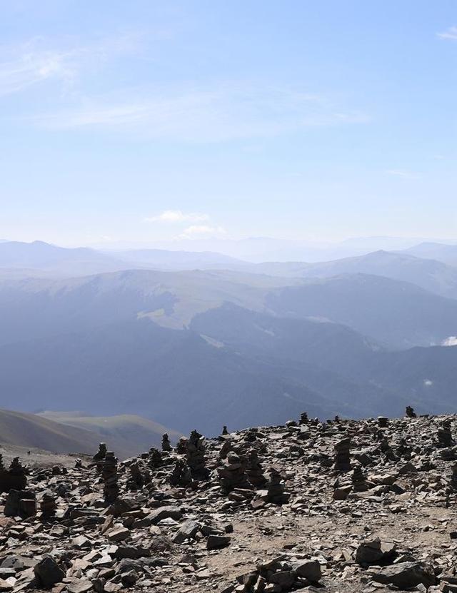 登上新疆云霄峰，一览四国景！
