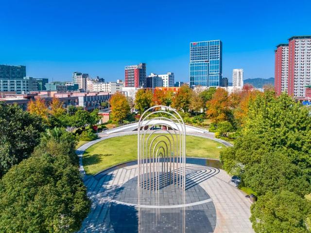 看！是金黄色的光明！