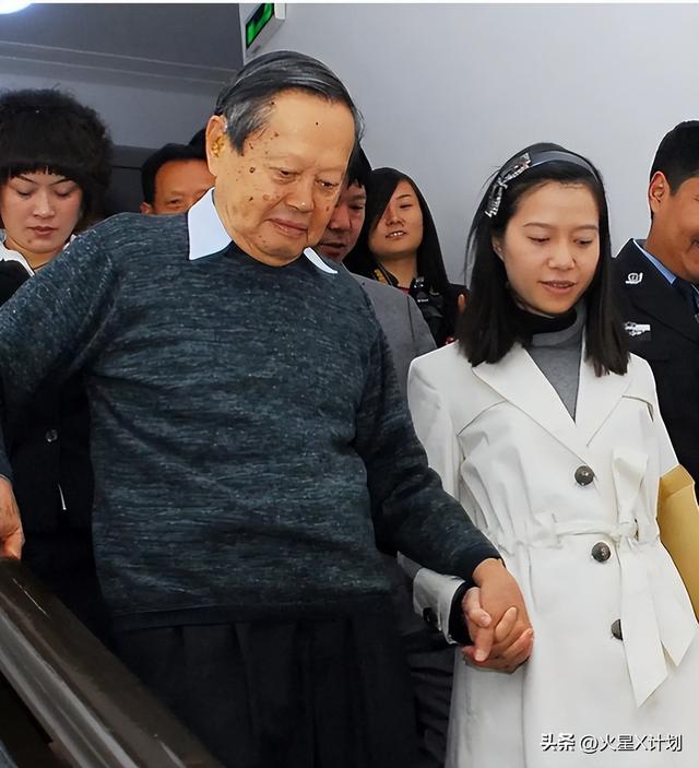 18年，杨振宁儿女从美国来看望父亲与翁帆，一家人在三峡其乐融融