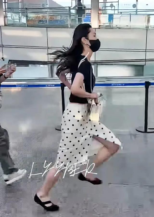 机场偶遇宋轶飞奔，莫不是要错过飞机了？第一次见美女跑这么快