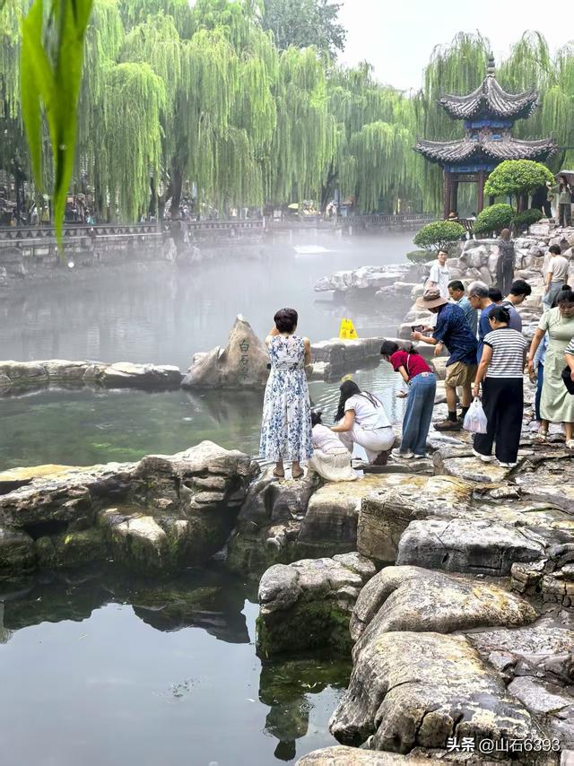 新华社原军事记者陶俊峰泉城美拍：秋雨后 护城河边美如画