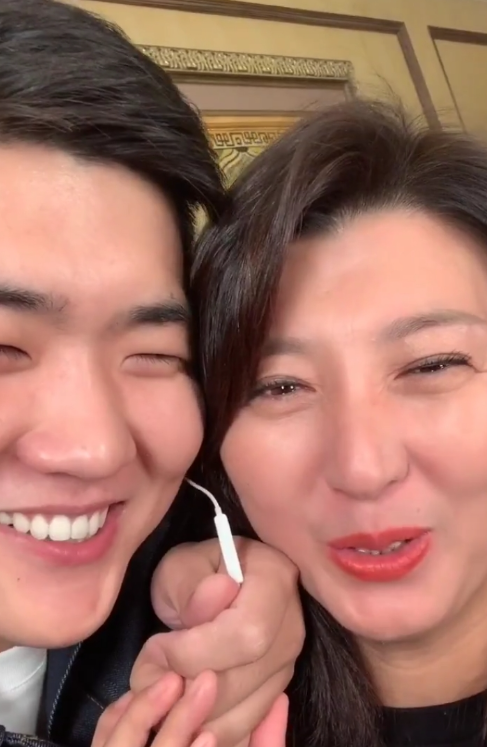 风向变了？央媒公开点名闫学晶，文案信息量大，32岁儿子也被连累