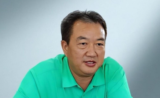 又一首富坠落！曾买直升机回老家撒钱，现在却过着被监视的生活