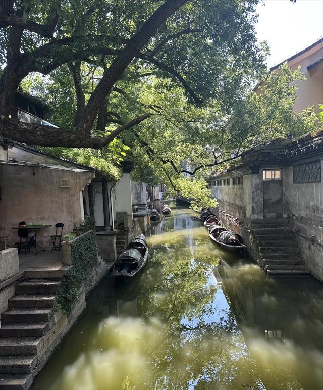 浙江绍兴是鲁迅故里,地铁1号线直达,那里有百草园和三味书屋