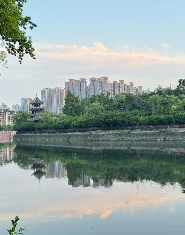 我是陕西人，刚陪成都朋友逛完渝蓉，这几处差异和感受想说说。