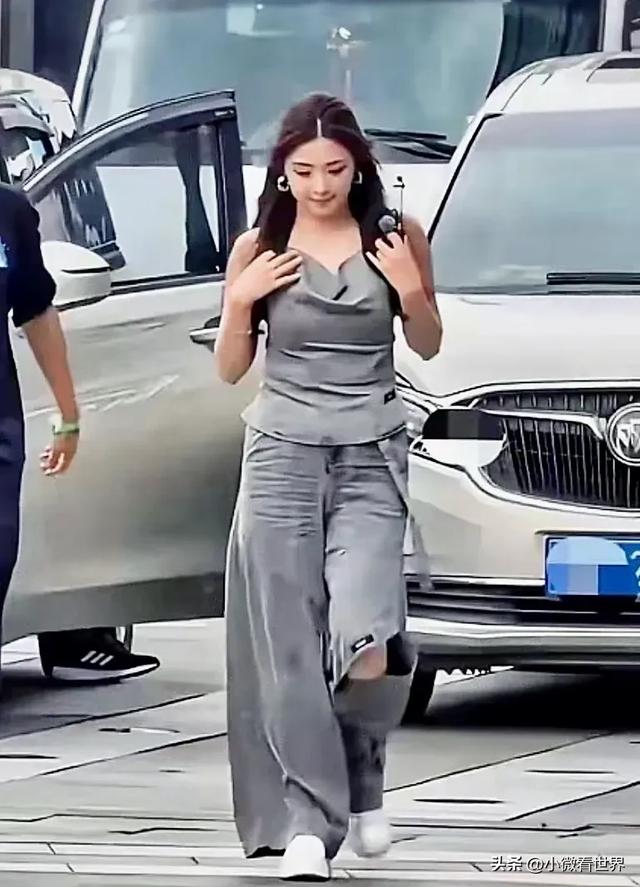 张含韵路透照胖胖的，和精修图差别较大，真实状态下和普通人一样