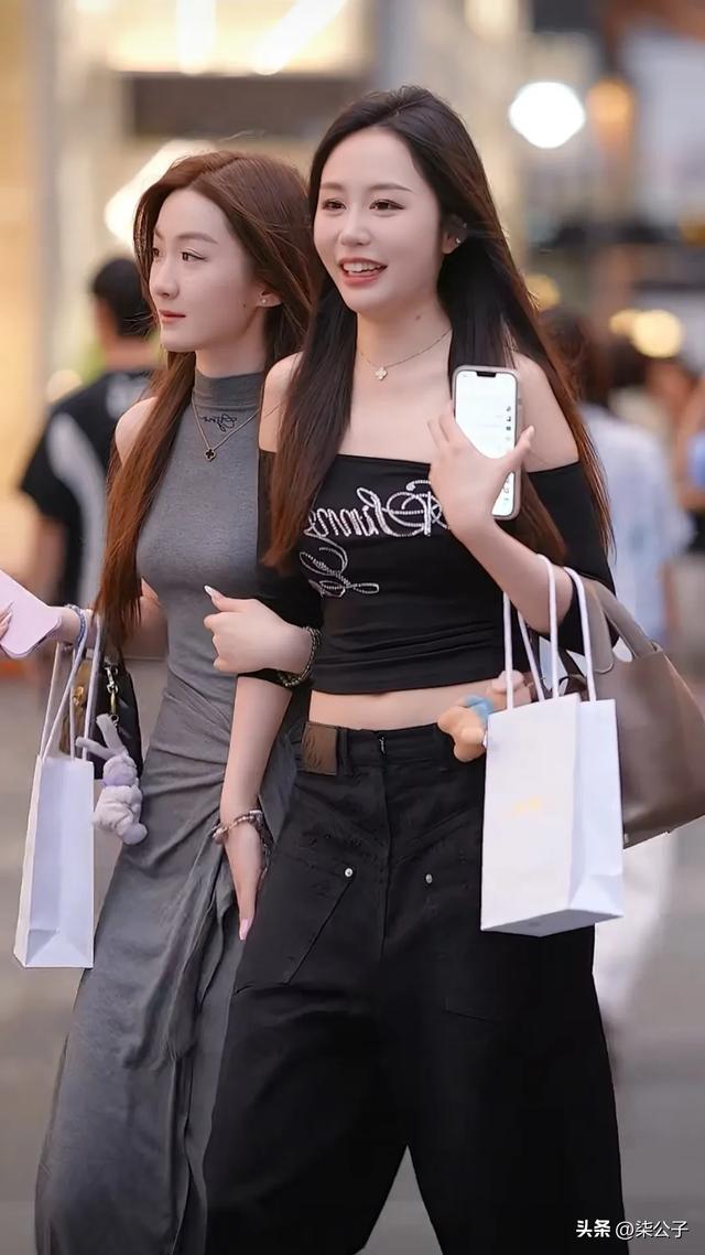 重庆街头美女，路边大爷看的都挪不开脚了