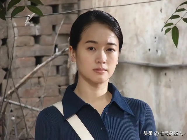 她曾是体操冠军，16岁被姜文带进娱乐圈，因长得太美绯闻多如牛毛