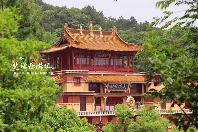 浙江绍兴曹娥江畔的古寺，黄墙黄瓦掩映在青山之间，幽静而美丽