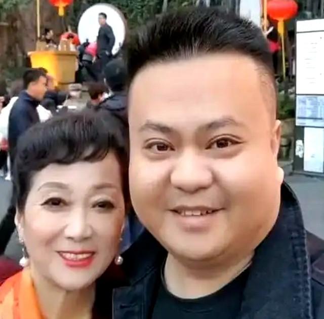 2003年，湖南小伙爱上二婚，还大他24岁的大妈，恋爱21年如今咋样