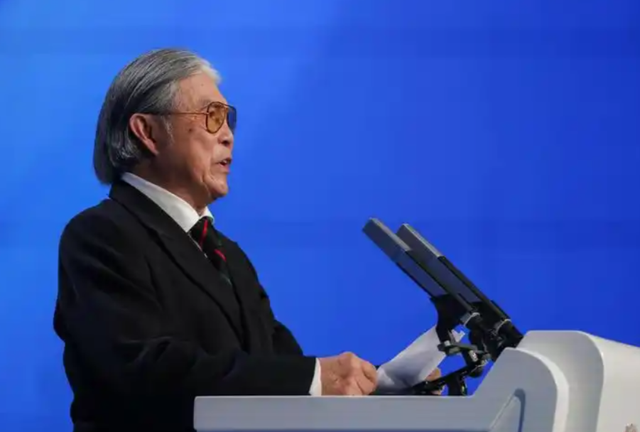 郭晶晶没想到	，离过年不到俩月，79岁公公霍震霆，再次给霍家长脸