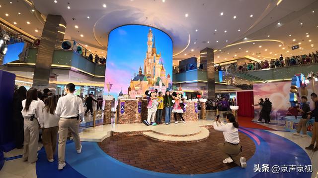 迪士尼朋友亮相东方新天地 联动香港迪士尼迎20周年庆典