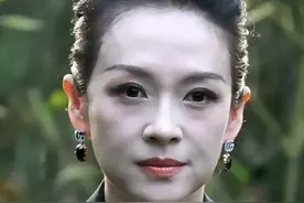 46岁章子怡亮相活动，盘发+黑西装像女企业家，眼神带着一股狠劲图片