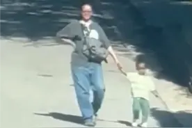 蕾哈娜带娃出行母子互动好暖 用包遮腹引怀孕传闻图片