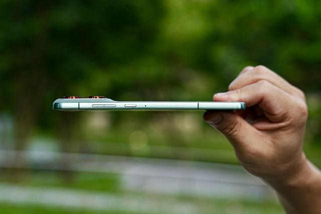 首个国产Air手机来了！moto X70 Air售价2399元起，轻薄是卖点