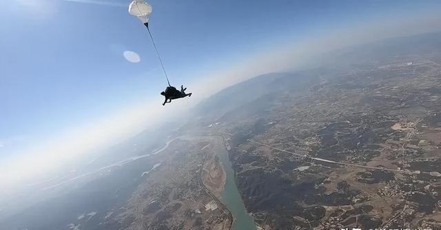 为何发生空难时，航空公司宁可赔掉几十亿，也不许乘客跳伞逃生？