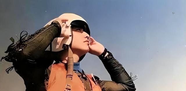 南海撞机王伟成功跳伞，为啥10万人都找不到他？直到20多年后才懂