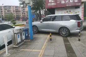 这辆车直接停在路中间，把道路堵得死死的！也不知道车主意欲何为图片