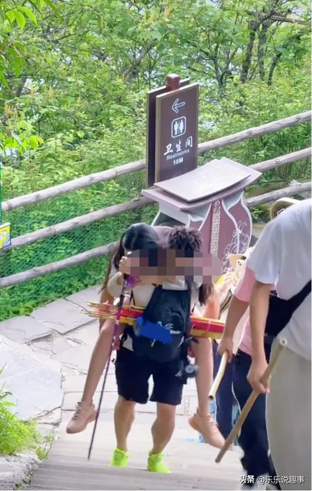 背、抱、捏腿…男性“陪爬”峨眉山？领队回应：我们只是守护登顶