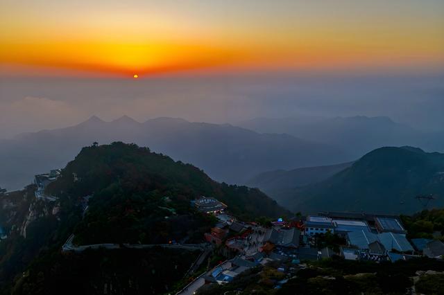 岱顶夕照：天地共染鎏金时