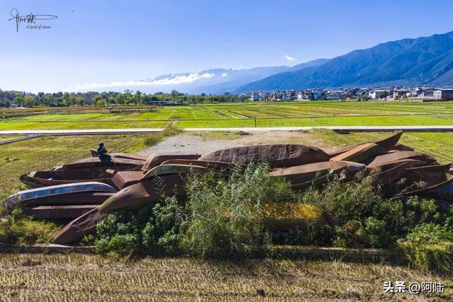 洱海边惊现一堆破船,锈迹斑斑却野趣盎然,已经被我轻松登顶拿捏