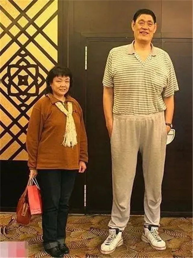 穆铁柱追悼会：身盖八一军旗，妻儿痛哭，姚明哀悼、郑海霞出席