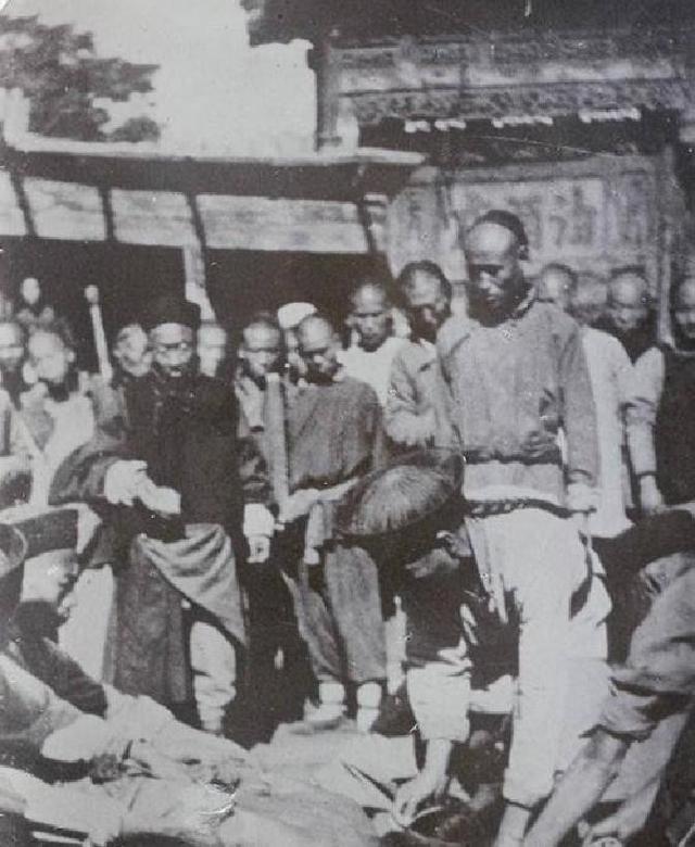 1904年，王维勤被活剐凌迟时一张罕见留影	，脸面向人群充满绝望