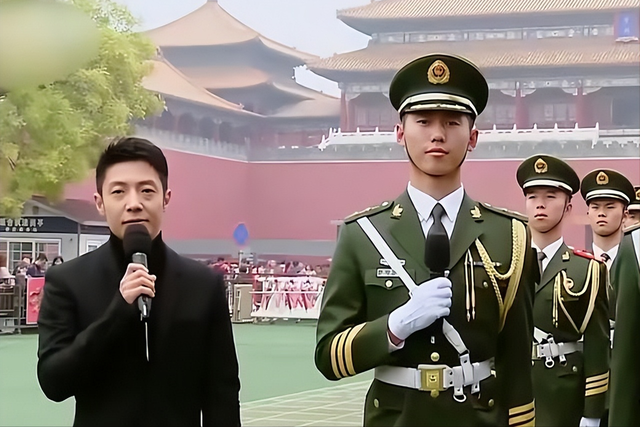 阅兵结束10天，“最帅升旗手”张自轩被骂10天！如今他后悔了吗?