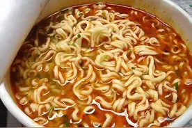 方便面不是军粮，还被称作垃圾食品，为什么频繁用来做救灾物资？图片