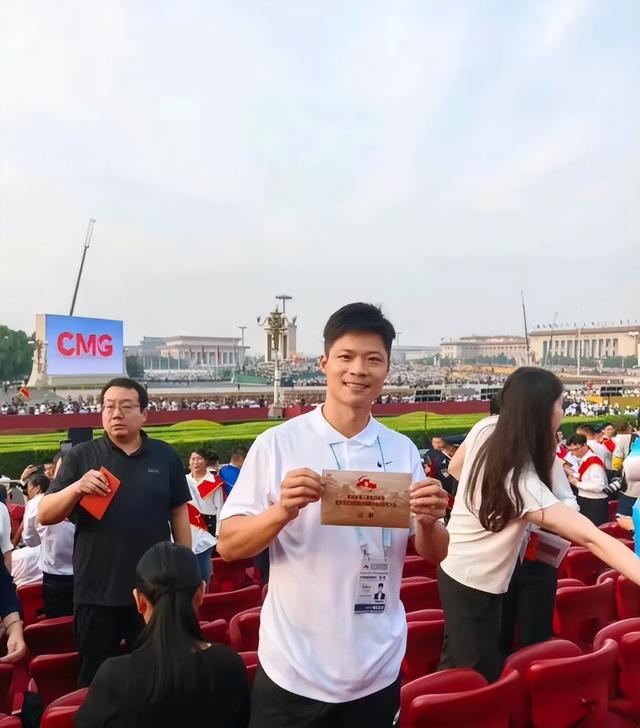 谢霆锋也没想到，张柏芝会因阅兵当天的一特殊举动，实现口碑暴增