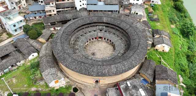 广东最美圆楼花萼楼，400 年客家土楼活化石，真佩服古代人的审美