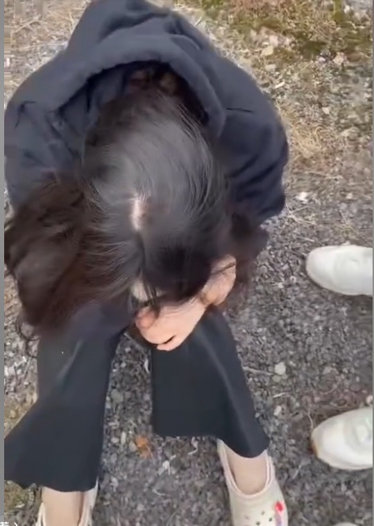 女子偶遇老公陪小三产检，薅其头发泄愤，老公身份被扒，网友气炸