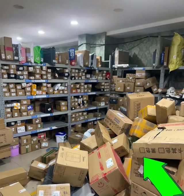从“月入几万，加盟就赚”到仓皇逃离，为何快递驿站没人接盘了？