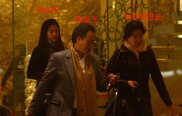 陪玩陪睡根本不够！认干爹、舔手指，娱乐圈的阴暗面彻底藏不住了