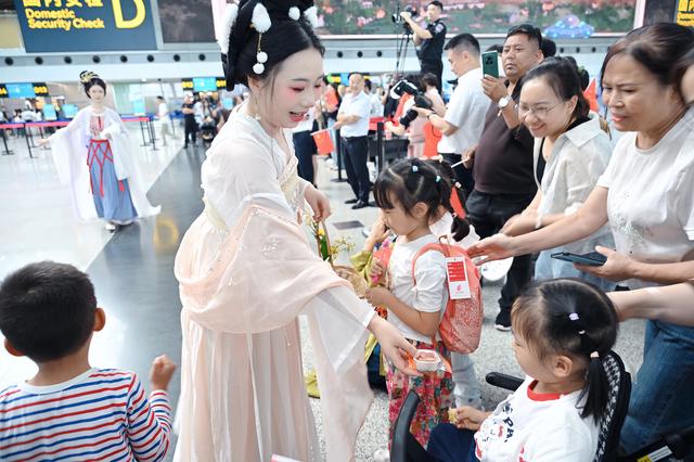 空港映华裳，家国共此时！双流机场以文化之力赴双节之约
