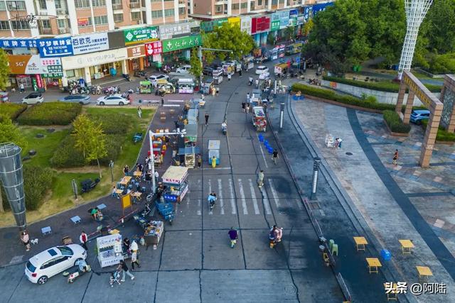 每当夜幕降临,一半天台人好像都在新城广场,这里的夜市太热闹了