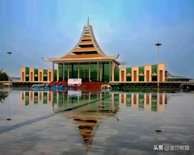 德宏芒市：一眼，醉入民族风与佛塔影
