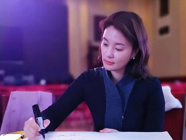 她是央视最惨女主持，男友判死缓丈夫狱中惨死，如今48岁依旧单身