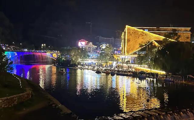 河南深山里的小镇，就像世外桃源，夏天适合避暑，夜景非常漂亮