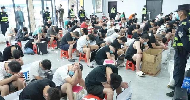 大快人心！2.7万亿电诈主犯佘智江被押解回国！下飞机时腿都软了