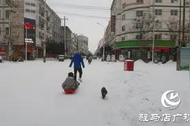 2024遛娃现场！捕捉各种“花样式滑雪”图片