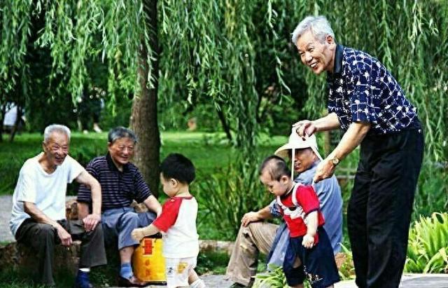 一个扎心的现实：在子女家带娃的父母，既辛苦，又心苦