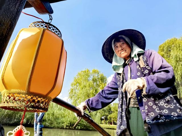 苏州常熟：沙家浜芦苇荡里红歌扬