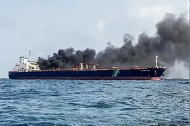 两艘大型油轮南海相撞起火，其中一艘运送伊朗石油前往中国？图片
